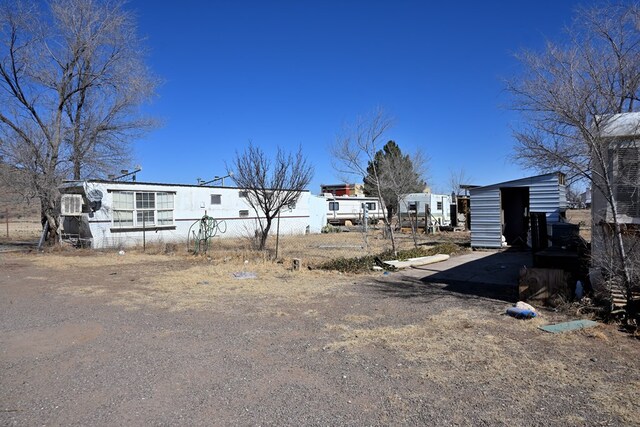 view of yard featuring an outdoor structure