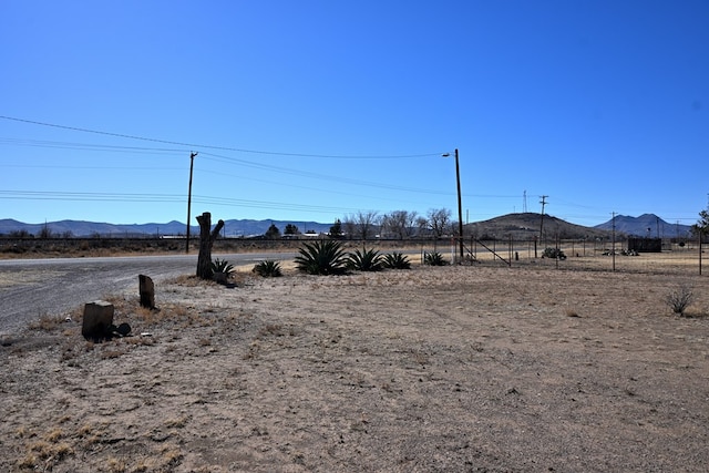 view of yard featuring a mountain view