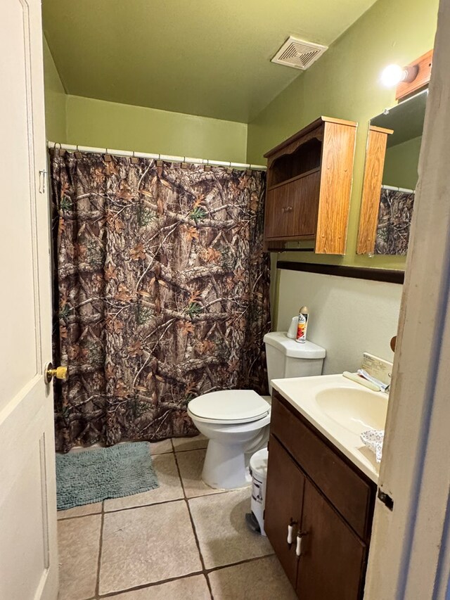 807 NW 5th St, Andrews, TX 79714 - full bath featuring toilet, vanity, and tile patterned flooring