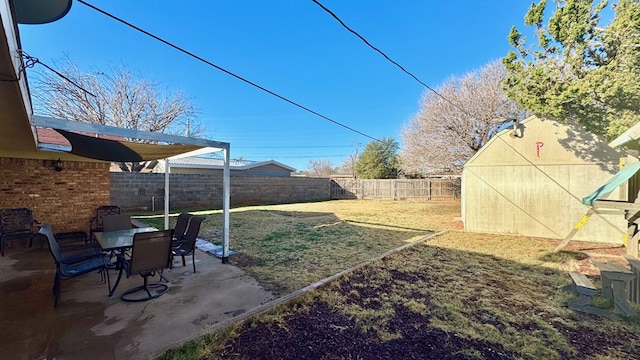 view of yard featuring a patio area