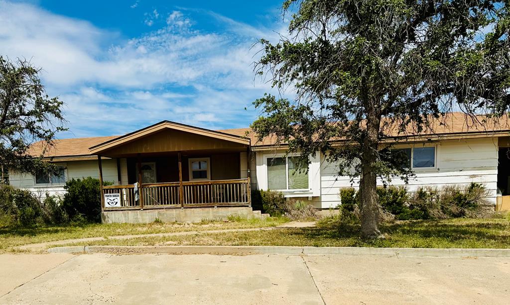 1405 S Houston Ave, Mccamey, TX 79752 - photo 1