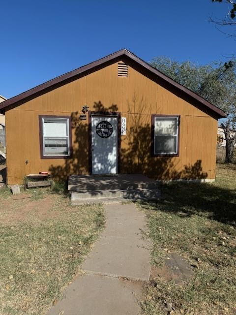 view of front facade with a front yard