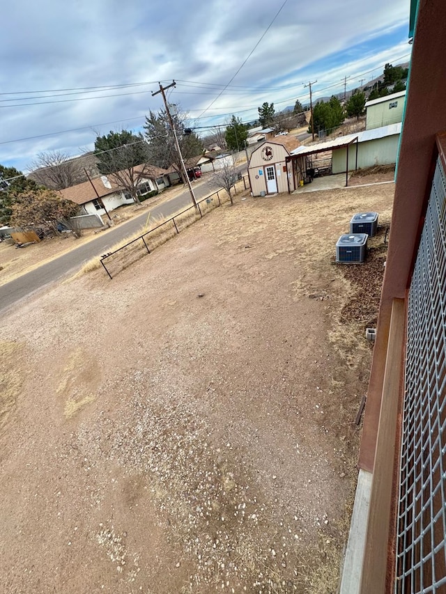 view of yard featuring a storage unit