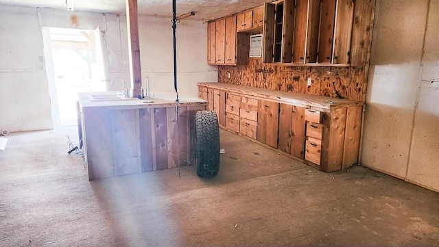 1000 N 12th St, Wink, TX 79789 - bar area featuring a sink and concrete flooring