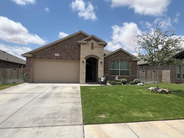 view of front facade featuring fence, an attached garage, a front lawn, and driveway