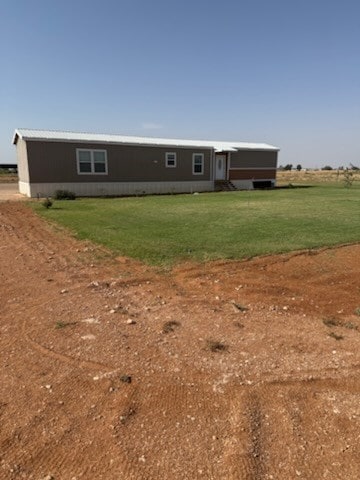 view of front of home featuring a front lawn