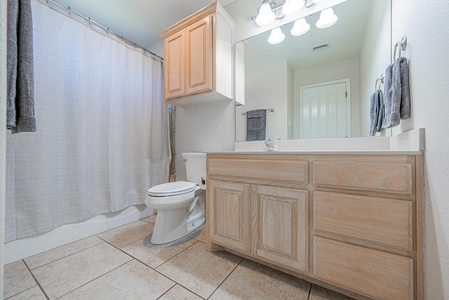 10901 E County Rd 108, Midland, TX 79706 - full bath with vanity, toilet, tile patterned flooring, and shower / tub combo with curtain