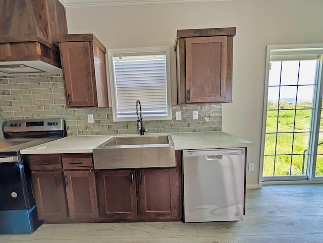 9 Prairie View Ln, Alpine, TX 79830 - kitchen featuring appliances with stainless steel finishes, backsplash, light countertops, crown molding, and light wood-style flooring