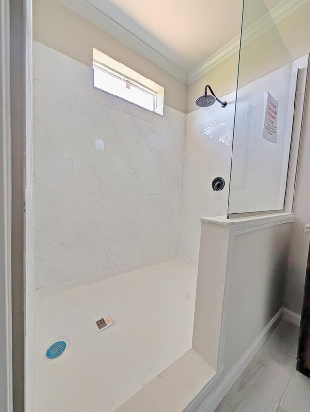9 Prairie View Ln, Alpine, TX 79830 - bathroom with tiled shower and ornamental molding