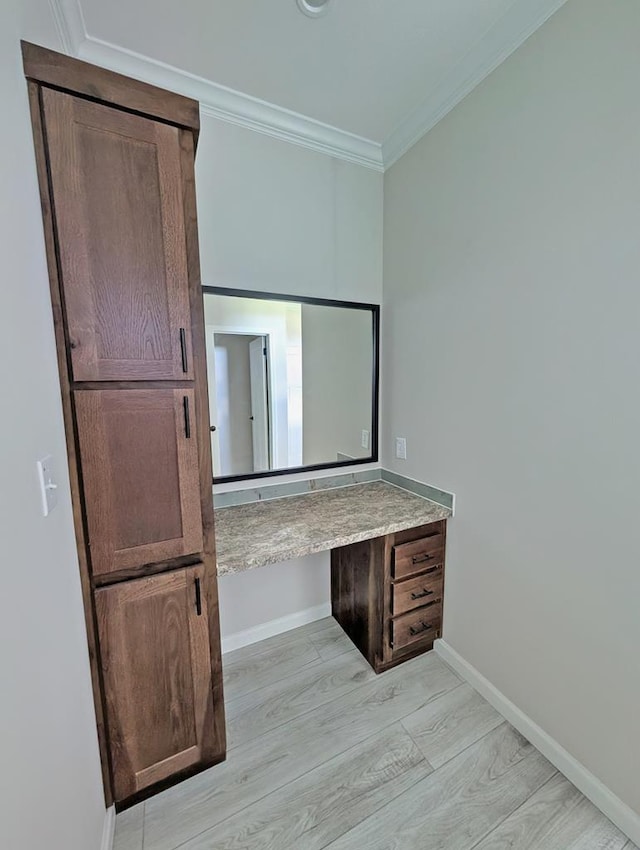 9 Prairie View Ln, Alpine, TX 79830 - bathroom with wood finished floors, crown molding, and vanity