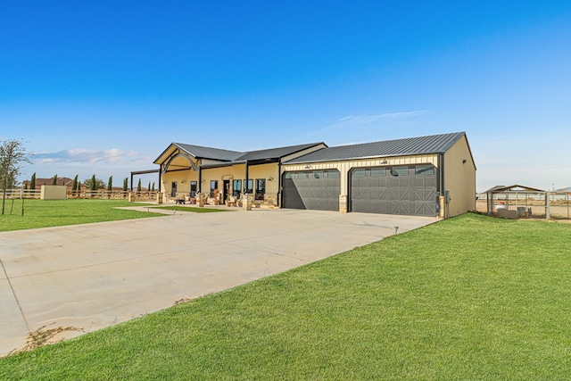 view of front of property featuring a front lawn