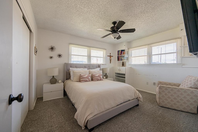 bedroom with carpet, a closet, a textured ceiling, and a ceiling fan