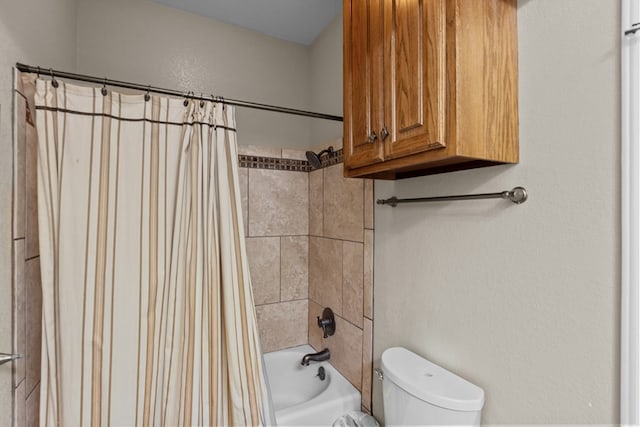 4975 SE 3000, Andrews, TX 79714 - bathroom featuring toilet and shower / bath combo