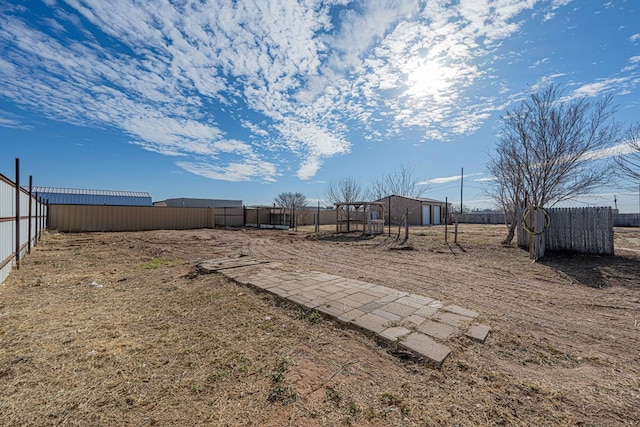 view of yard featuring an outdoor structure