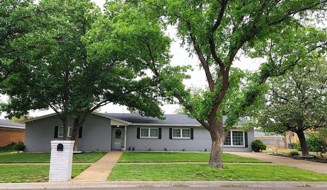 single story home with a front lawn