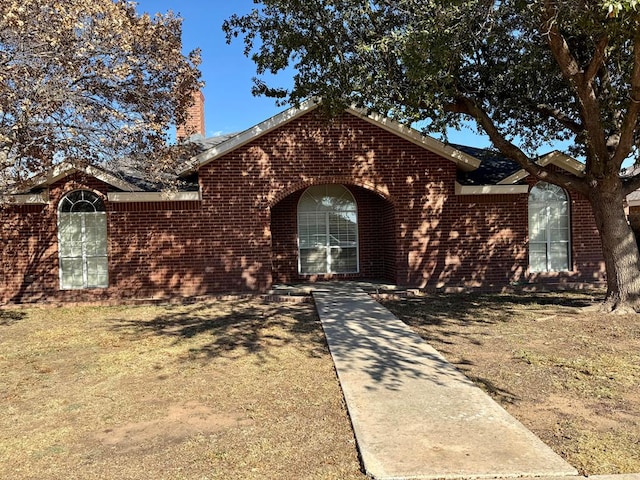 view of front of home featuring a front yard