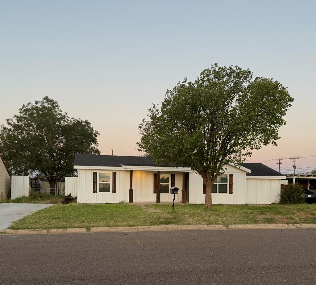 ranch-style house with a yard