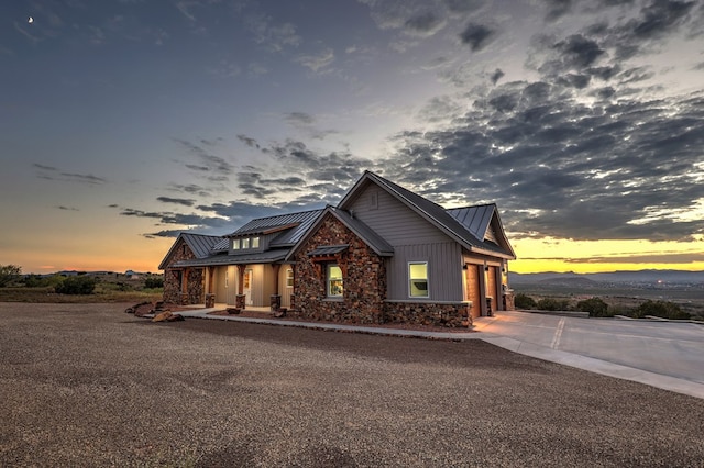 view of front of property featuring a mountain view