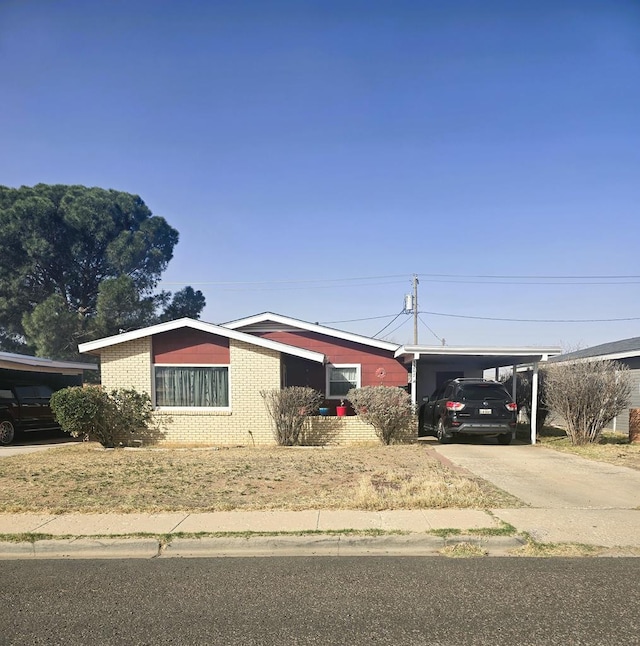 view of front facade featuring a carport and driveway