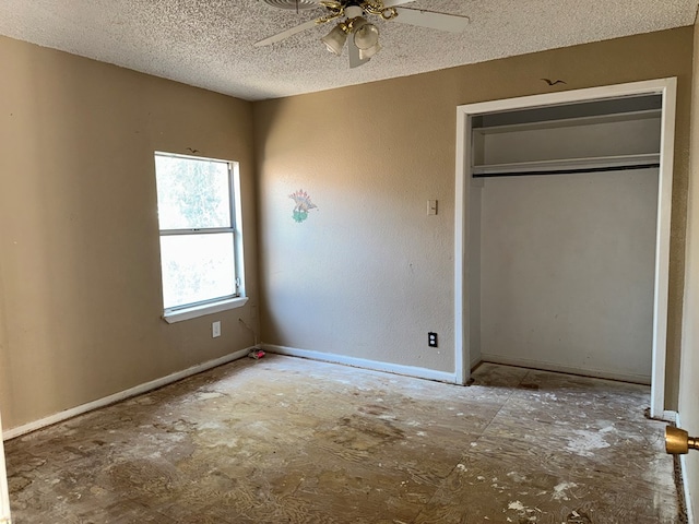 unfurnished bedroom with ceiling fan, a textured ceiling, and a closet