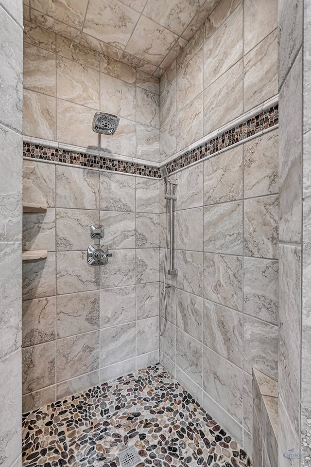 full bathroom featuring a tile shower