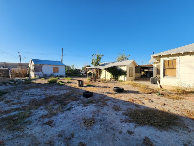 view of yard featuring an outbuilding