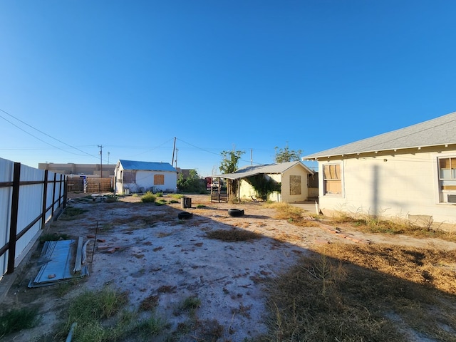 view of yard with an outbuilding