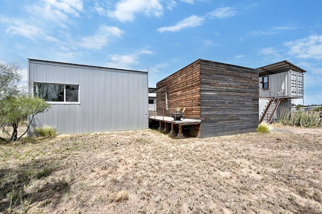 view of side of property featuring an outdoor structure