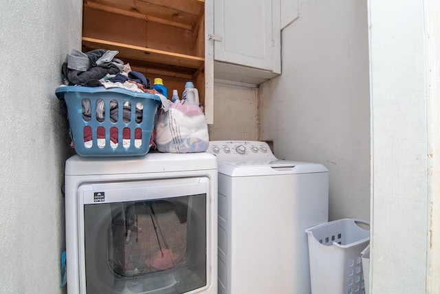 laundry room with cabinets and independent washer and dryer