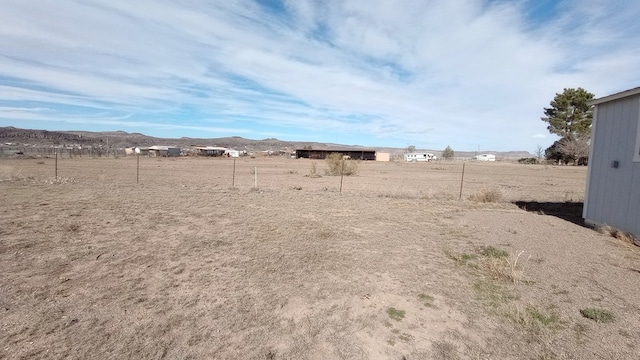 view of yard featuring a mountain view