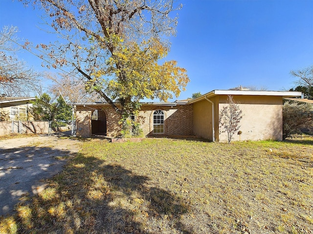 exterior space featuring a lawn