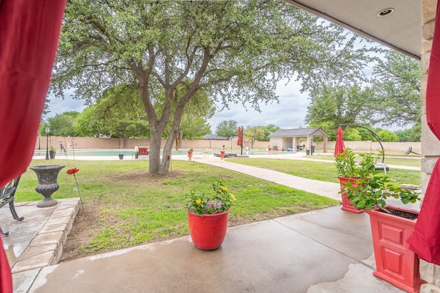 view of yard featuring a fenced in pool