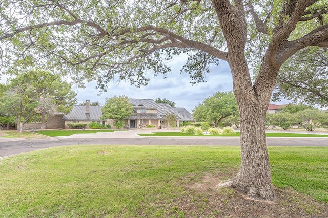 view of front facade with a front yard