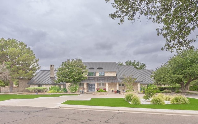 view of front of home featuring a front yard