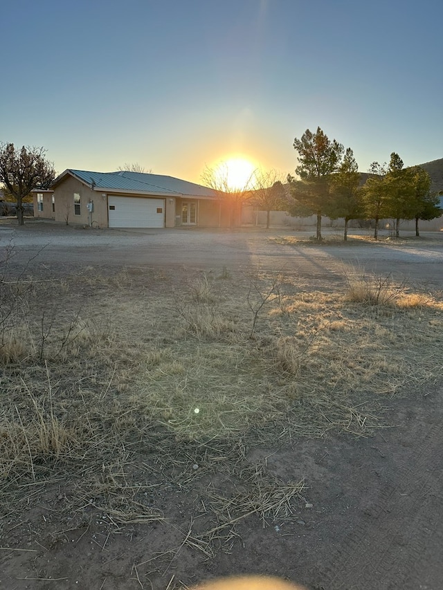 yard at dusk with a garage