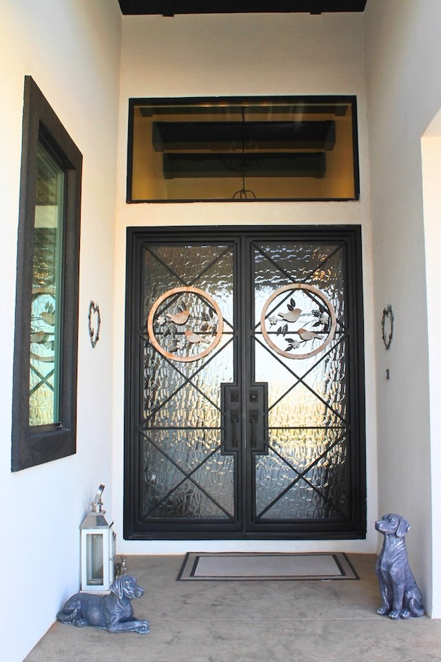 view of exterior entry featuring stucco siding