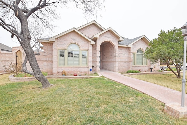 single story home with a front yard