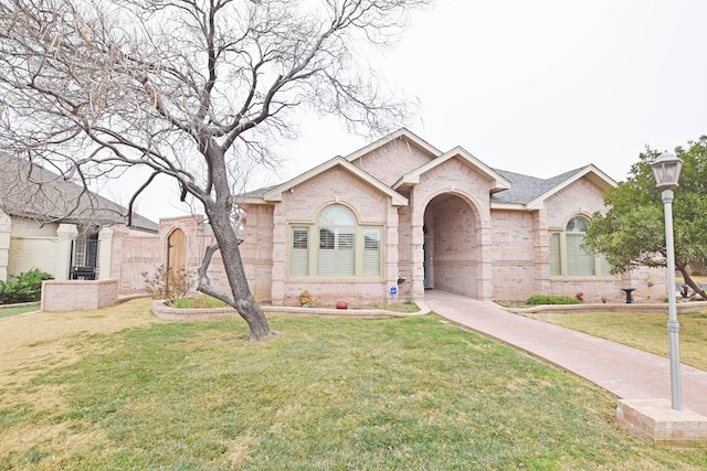 view of front facade with a front lawn