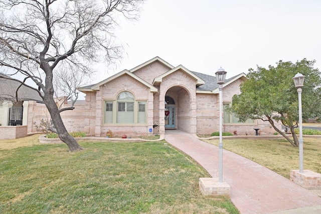 view of front of property with a front yard