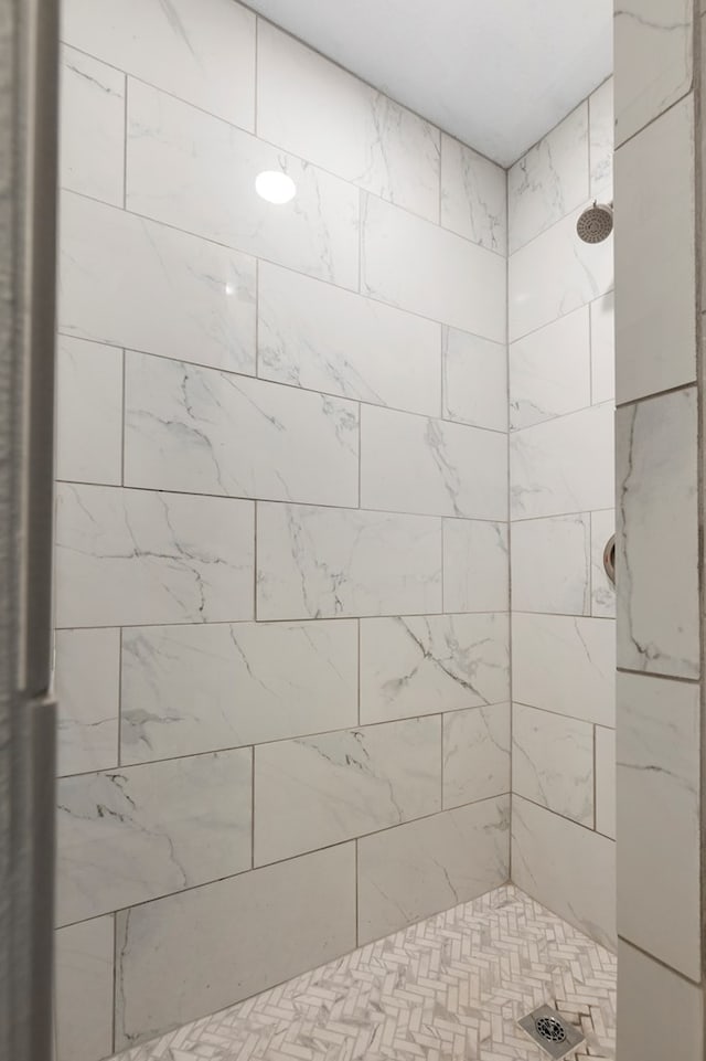 bathroom featuring tiled shower