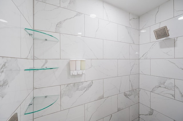 bathroom featuring tiled shower