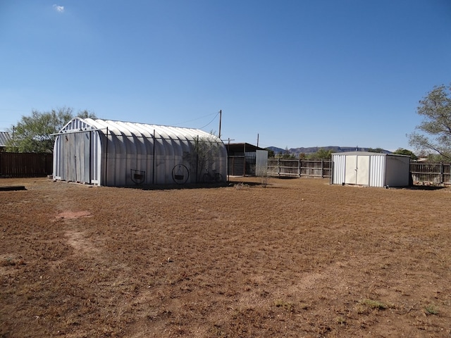 view of yard featuring an outdoor structure