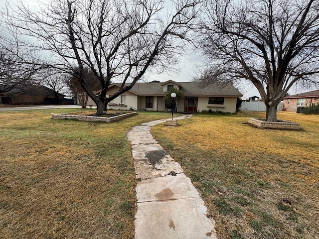 ranch-style home featuring a front lawn