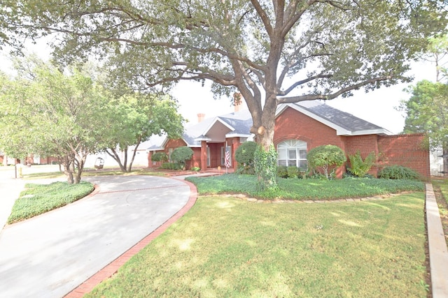 view of front of house featuring a front lawn