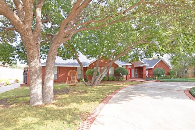 ranch-style home featuring a front lawn