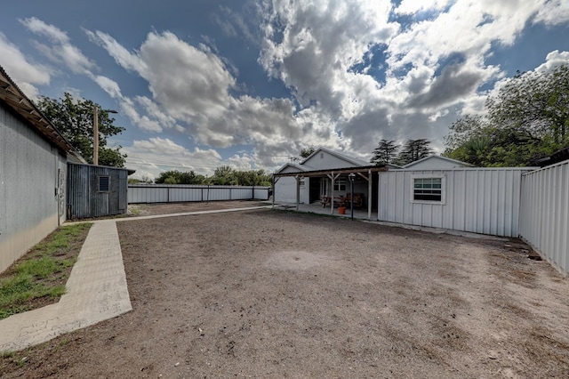 view of yard featuring an outdoor structure