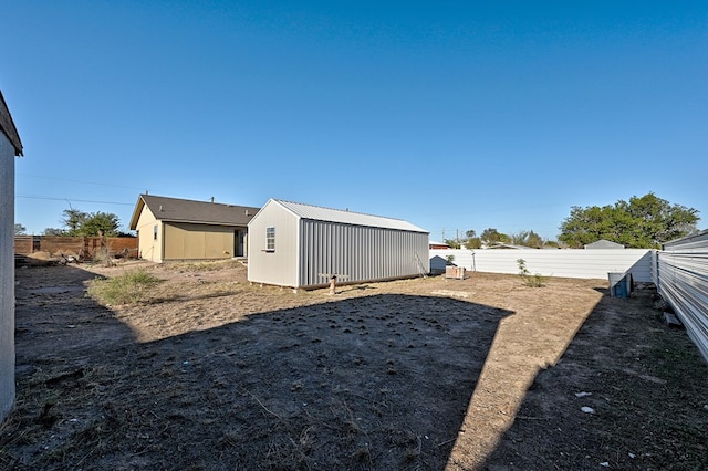 view of yard featuring an outbuilding