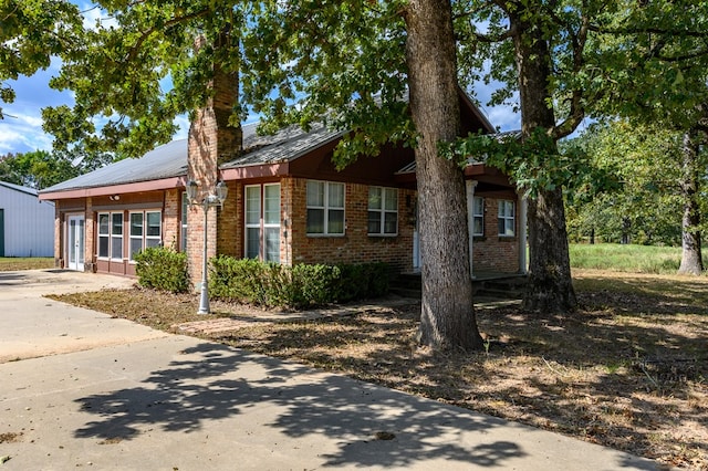 view of front facade featuring a garage