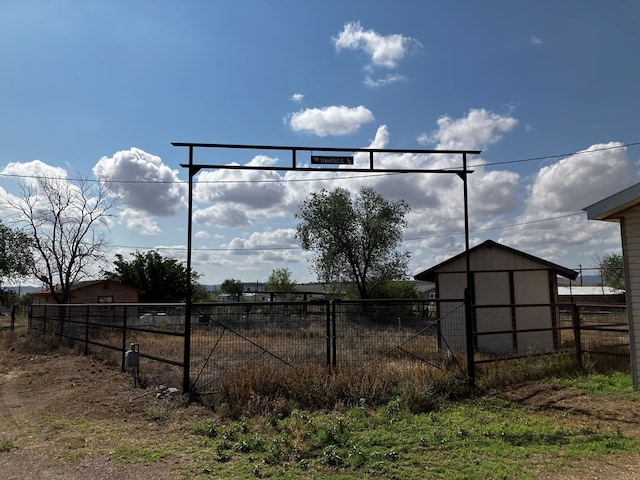 view of yard featuring an outbuilding