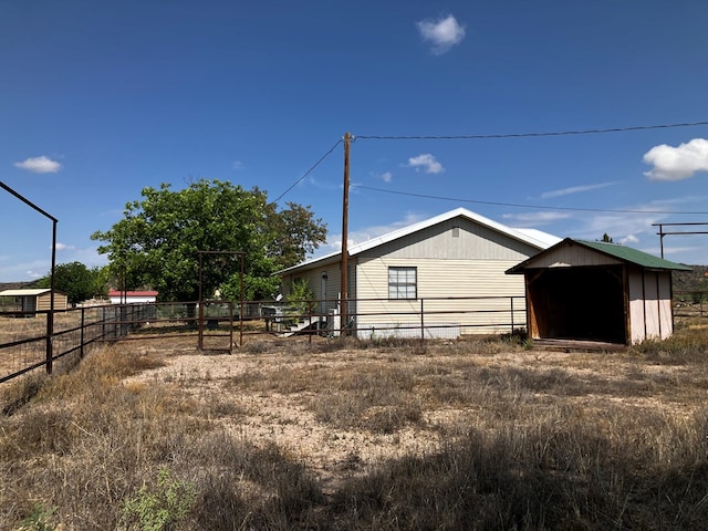 view of yard featuring an outdoor structure